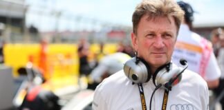 Chefe da Audi elogia postura de Bortoleto O diretor de corridas da Audi, Allan McNish, com uma expressão focada durante uma prova de desporto automóvel.