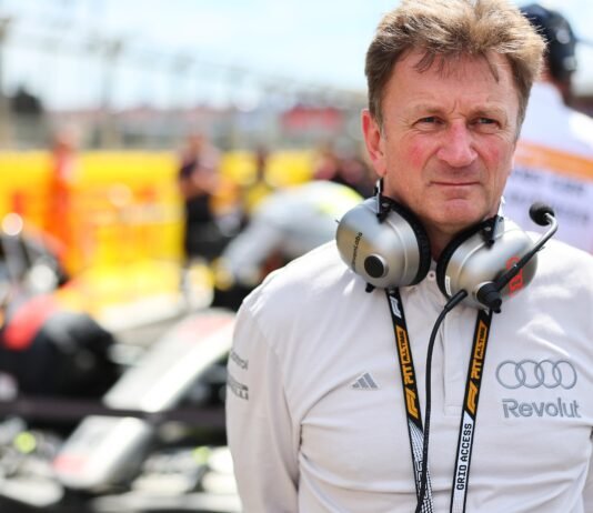 Chefe da Audi elogia postura de Bortoleto O diretor de corridas da Audi, Allan McNish, com uma expressão focada durante uma prova de desporto automóvel.