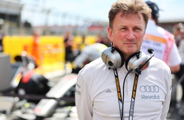 Chefe da Audi elogia postura de Bortoleto O diretor de corridas da Audi, Allan McNish, com uma expressão focada durante uma prova de desporto automóvel.