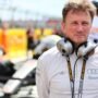 Chefe da Audi elogia postura de Bortoleto O diretor de corridas da Audi, Allan McNish, com uma expressão focada durante uma prova de desporto automóvel.