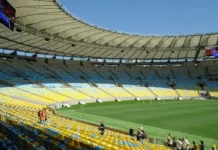Justiça impõe Maracanã para jogo entre Vasco e Boca Juniors Vista interior das bancadas vazias pintadas de azul e amarelo e do relvado verde do Estádio do Maracanã, no Rio de Janeiro, num dia de sol.