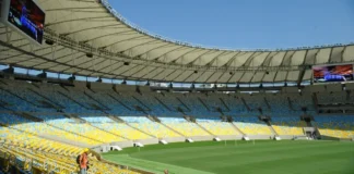 Justiça impõe Maracanã para jogo entre Vasco e Boca Juniors Vista interior das bancadas vazias pintadas de azul e amarelo e do relvado verde do Estádio do Maracanã, no Rio de Janeiro, num dia de sol.