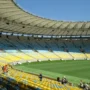 Justiça impõe Maracanã para jogo entre Vasco e Boca Juniors Vista interior das bancadas vazias pintadas de azul e amarelo e do relvado verde do Estádio do Maracanã, no Rio de Janeiro, num dia de sol.