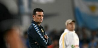 Sem Messi, Argentina foca na renovação do técnico Lionel Scaloni O técnico Lionel Scaloni, vestindo traje esportivo da seleção argentina, gesticula à beira do gramado enquanto orienta a sua equipe durante uma partida oficial.
