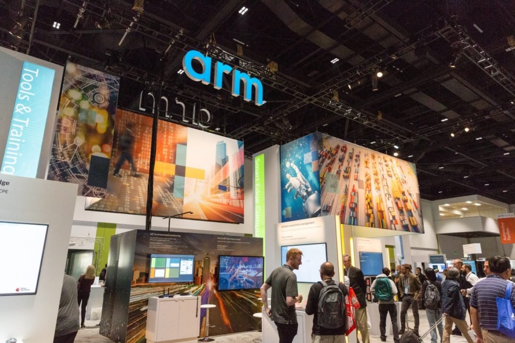 Imagem mostra um estande da ARM em uma feira