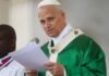 O Papa Leão XIV envergando paramentos litúrgicos verdes enquanto lê um documento ao microfone durante uma cerimónia religiosa.