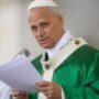 O Papa Leão XIV envergando paramentos litúrgicos verdes enquanto lê um documento ao microfone durante uma cerimónia religiosa.
