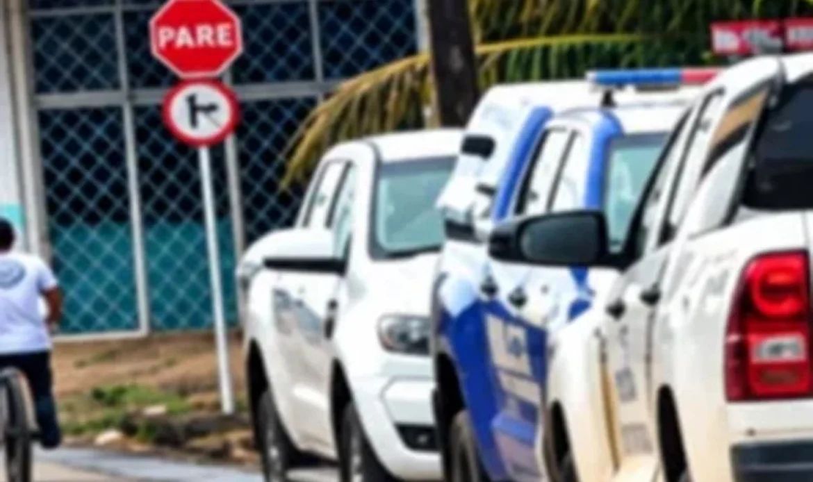 Viaturas da Polícia Militar e da Polícia Civil estacionadas em fila ao longo de uma rua durante o atendimento de uma ocorrência.