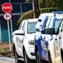 Viaturas da Polícia Militar e da Polícia Civil estacionadas em fila ao longo de uma rua durante o atendimento de uma ocorrência.