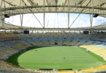 CBF divulga calendário para 2027 com pausa para a Copa Feminina Vista panorâmica interna do estádio do Maracanã, com o gramado verde em destaque e as arquibancadas vazias, sob o teto coberto da arena.