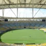 CBF divulga calendário para 2027 com pausa para a Copa Feminina Vista panorâmica interna do estádio do Maracanã, com o gramado verde em destaque e as arquibancadas vazias, sob o teto coberto da arena.