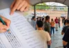 Montagem fotográfica mostrando uma pessoa preenchendo o gabarito de uma prova de múltipla escolha e, ao fundo, um grupo de candidatos aguardando do lado de fora do local de exame.