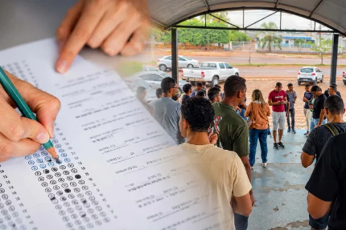 Montagem fotográfica mostrando uma pessoa preenchendo o gabarito de uma prova de múltipla escolha e, ao fundo, um grupo de candidatos aguardando do lado de fora do local de exame.