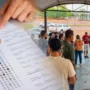 Montagem fotográfica mostrando uma pessoa preenchendo o gabarito de uma prova de múltipla escolha e, ao fundo, um grupo de candidatos aguardando do lado de fora do local de exame.
