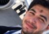 Copiloto tentou jogar avião contra aeroporto em Israel em ataque inspirado no 11 de Setembro Selfie de um homem jovem com barba, vestindo uniforme de piloto com gravata, sorrindo levemente. Ao fundo, é possível ver parte do motor e do trem de pouso de um avião na pista.