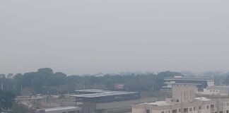 Fumaça densa atrasa sobrevoo de comitiva do governo federal no Amazonas Vista aérea de Manaus sob um céu cinzento e totalmente encoberto por uma densa camada de fumaça, dificultando a visibilidade dos prédios e da vegetação.