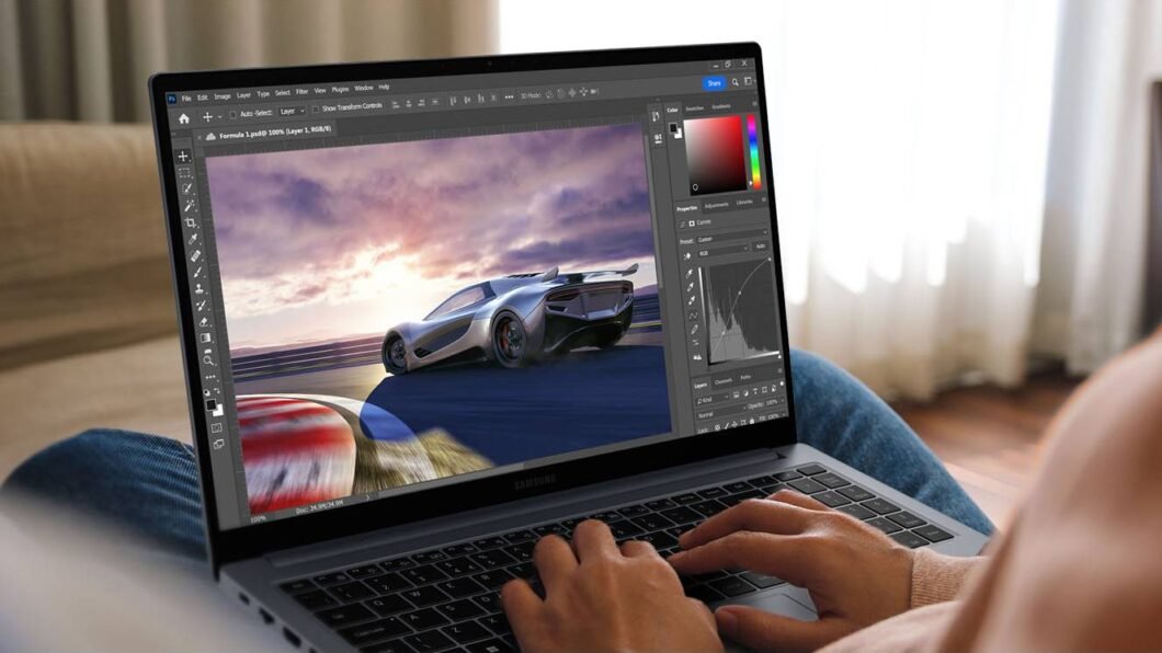 imagem de um homem usando um programa de edição no notebook Samsung Galaxy Book 4