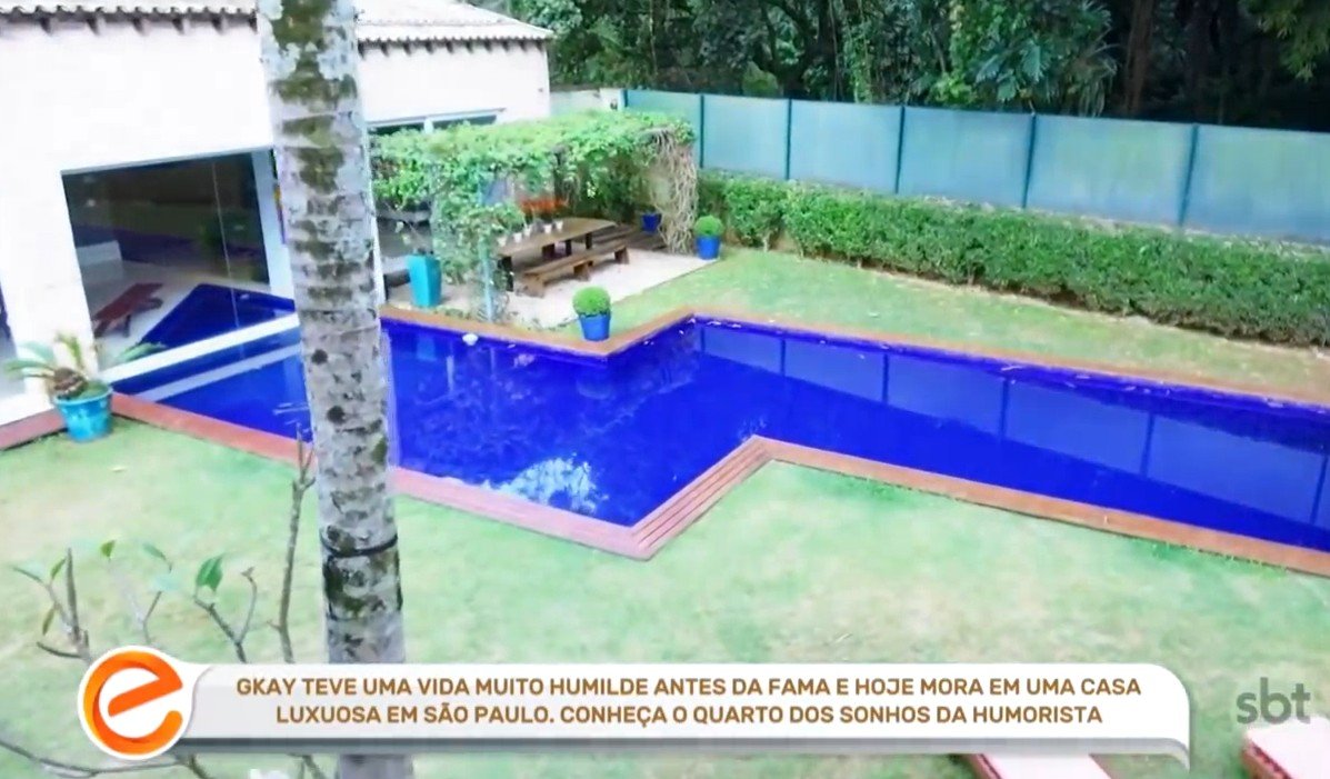 Piscina ampla e jardim conceito - Foto: Reprodução/SBT