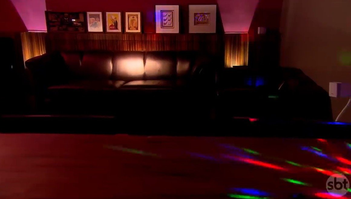 Bar no estilo boate com karaokê - Foto: Reprodução/SBT