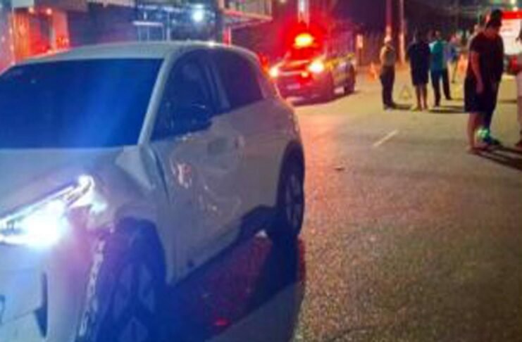 Colisão entre moto e carro deixa três pessoas gravemente feridas em Porto Velho
