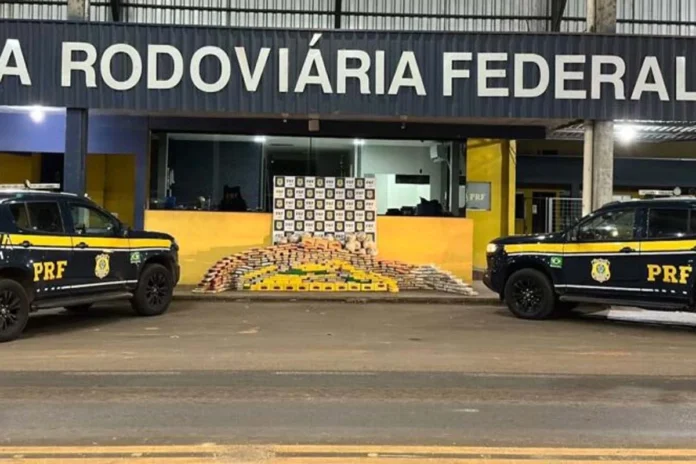PRF apreende mais de 600 kg de drogas escondidos em caminhão na BR-364 PRF apreende mais de 600 kg de drogas escondidos em caminhão na BR-364