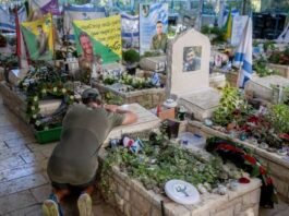 Israel lembra três anos do ataque do Hamas com homenagens e protestos