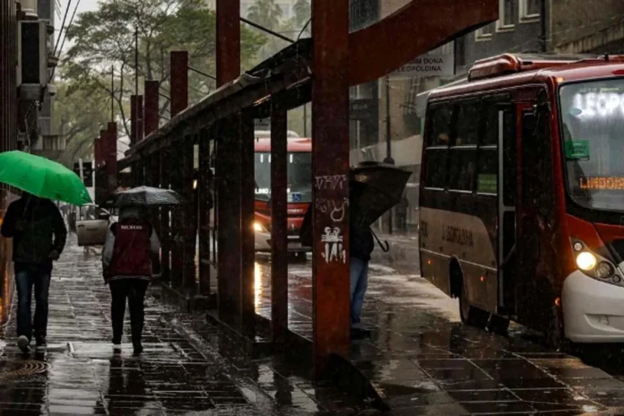 Tempo fica chuvoso em grande parte do país nesta segunda-feira Tempo fica chuvoso em grande parte do país nesta segunda-feira