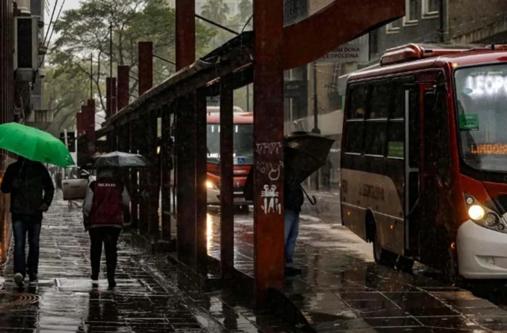 Tempo fica chuvoso em grande parte do país nesta segunda-feira