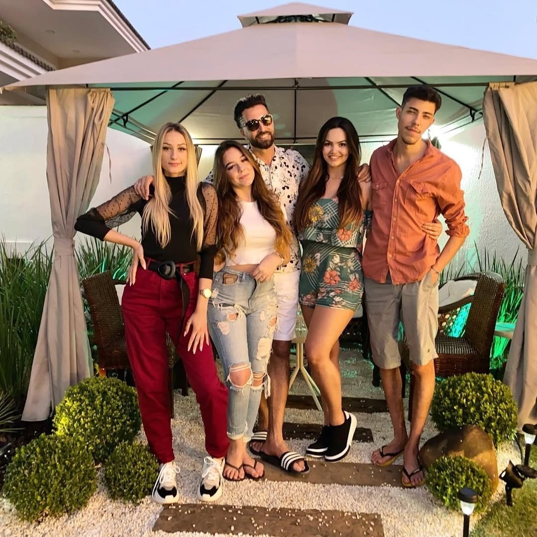 Latino ao lado de quatro de seus dez filhos - Foto: Reprodução/Instagram