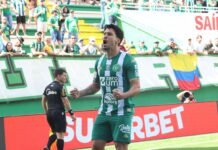 Artilheiro da Chapecoense, Marcinho fala sobre futuro e foca na reta final O atacante Marcinho vestindo a camisa da Chapecoense durante uma partida oficial no gramado.