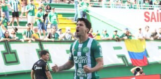 Artilheiro da Chapecoense, Marcinho fala sobre futuro e foca na reta final O atacante Marcinho vestindo a camisa da Chapecoense durante uma partida oficial no gramado.