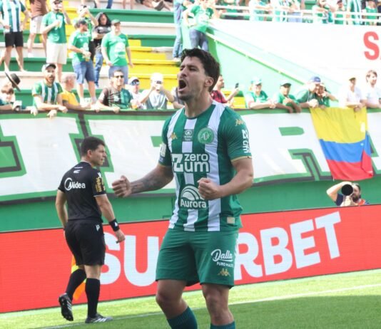 Artilheiro da Chapecoense, Marcinho fala sobre futuro e foca na reta final O atacante Marcinho vestindo a camisa da Chapecoense durante uma partida oficial no gramado.