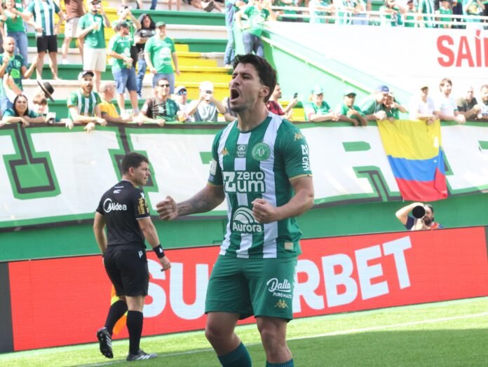 Marcinho, atacante e artilheiro da Chapecoense O atacante Marcinho vestindo a camisa da Chapecoense durante uma partida oficial no gramado.