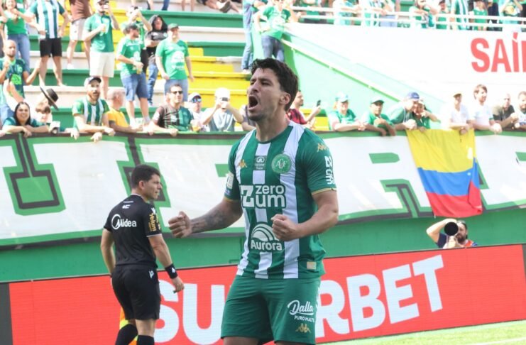 Artilheiro da Chapecoense, Marcinho fala sobre futuro e foca na reta final O atacante Marcinho vestindo a camisa da Chapecoense durante uma partida oficial no gramado.