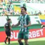 Artilheiro da Chapecoense, Marcinho fala sobre futuro e foca na reta final O atacante Marcinho vestindo a camisa da Chapecoense durante uma partida oficial no gramado.