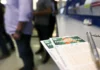 Mega-Sena acumula e prêmio gigante chega a R$ 300 milhões Mega-Sena sorteia prêmio acumulado de R$ 150 milhões nesta noite