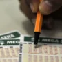 Mega-Sena sorteia prêmio acumulado de R$ 100 milhões nesta quinta-feira Mega-Sena sorteia prêmio acumulado de R$ 100 milhões nesta quinta-feira