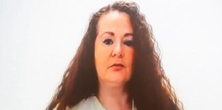 Mulher sobrevive à injeção letal nos EUA e já consegue falar Imagem externa de uma instalação prisional nos Estados Unidos, com cercas de arame farpado e viaturas estacionadas.