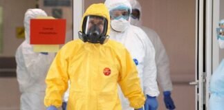 Peste na Rússia: o que se sabe sobre alertas e casos Ilustração laboratorial ou imagem de profissional de saúde com vestimenta de proteção examinando amostras biológicas em área de contenção epidemiológica.