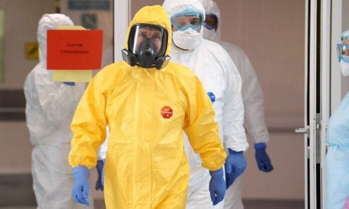 Ilustração laboratorial ou imagem de profissional de saúde com vestimenta de proteção examinando amostras biológicas em área de contenção epidemiológica.