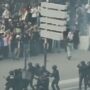 Multidão de jovens estudantes e manifestantes reunidos em uma grande avenida na França, segurando faixas e cartazes durante um protesto diurno.