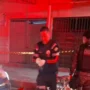 Homem é assassinado a tiros por dupla de moto perto do Mercado do Peixe Profissional do Samu de luvas brancas e policial militar do batalhão de Choque trabalhando em uma cena de crime à noite, com área isolada por fita zebrada.