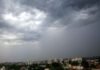 Alerta de tempestade e pancadas de chuva atingem estados do Norte nesta segunda-feira Nuvens escuras e muito carregadas cobrindo o céu de uma cidade, indicando a chegada de uma forte tempestade.