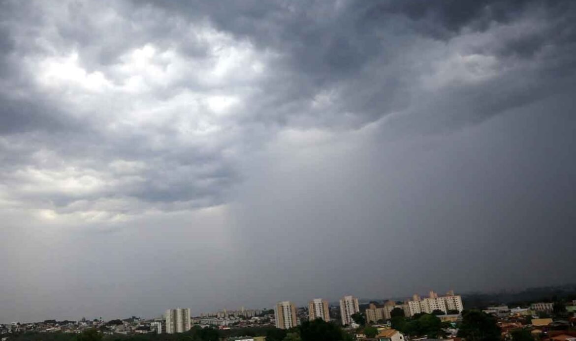 Nuvens escuras e muito carregadas cobrindo o céu de uma cidade, indicando a chegada de uma forte tempestade.