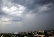 Alerta de tempestade e pancadas de chuva atingem estados do Norte nesta segunda-feira Nuvens escuras e muito carregadas cobrindo o céu de uma cidade, indicando a chegada de uma forte tempestade.