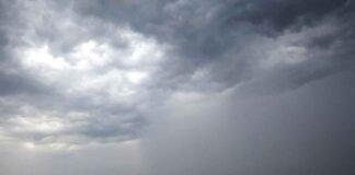 Alerta de tempestade e pancadas de chuva atingem estados do Norte nesta segunda-feira Nuvens escuras e muito carregadas cobrindo o céu de uma cidade, indicando a chegada de uma forte tempestade.