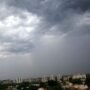 Alerta de tempestade e pancadas de chuva atingem estados do Norte nesta segunda-feira Nuvens escuras e muito carregadas cobrindo o céu de uma cidade, indicando a chegada de uma forte tempestade.