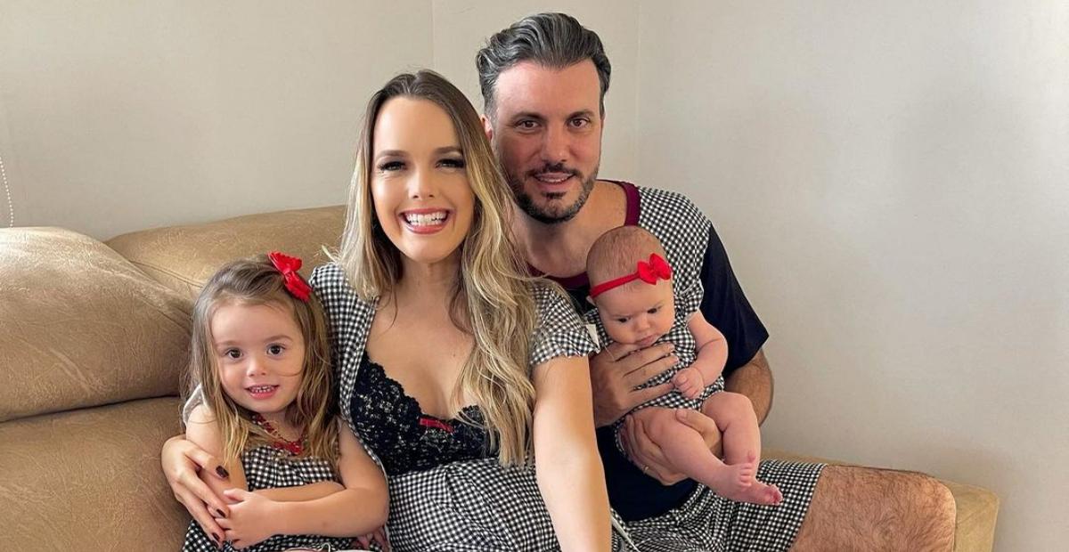 Thaeme Mariôto e família surgem com looks combinando