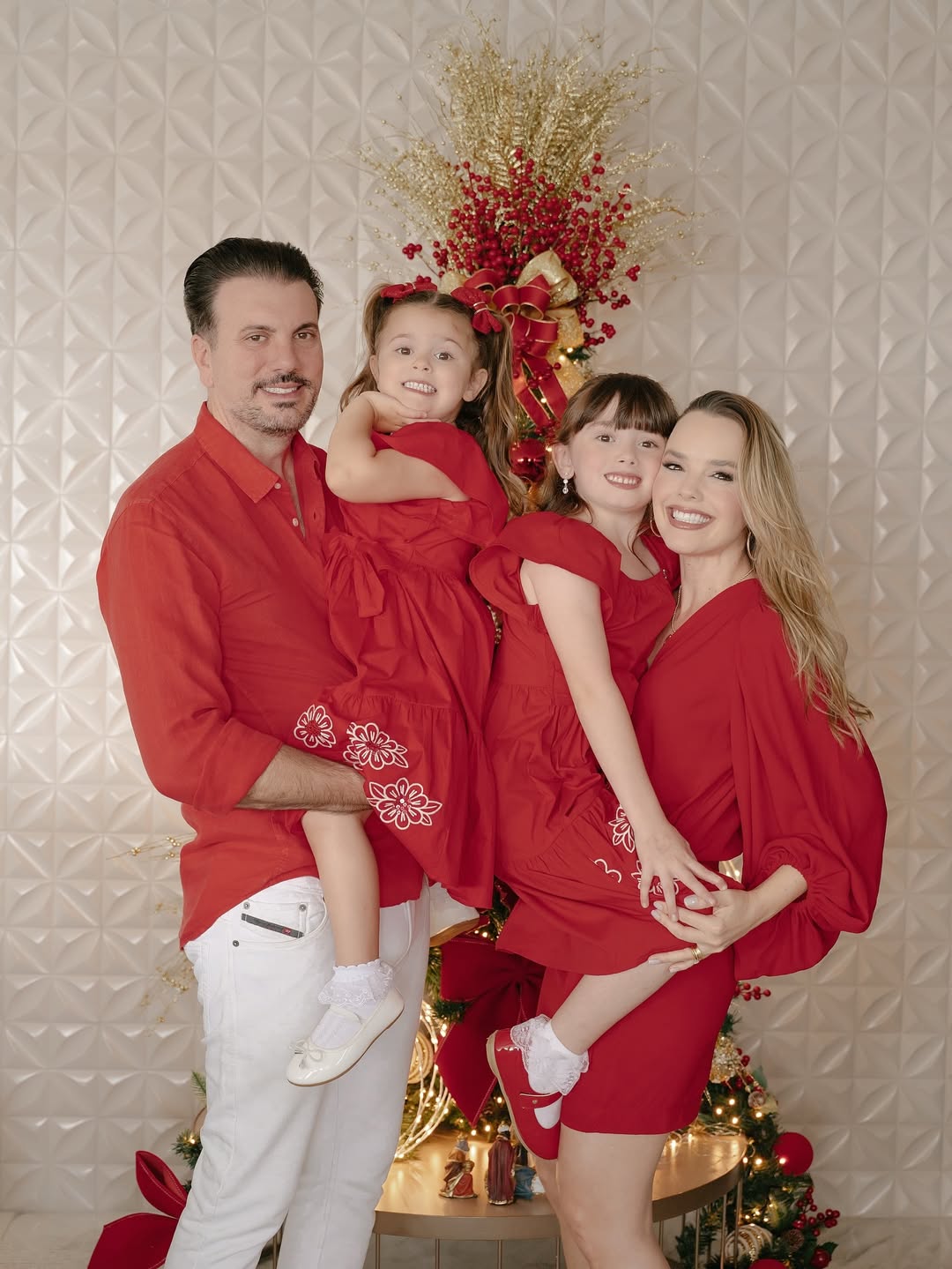 Thaeme Mariôto com as filhas e o marido