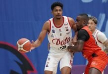 Pato e Campo Mourão decidem título do Paranaense de Basquete Jogadores de basquete em quadra, com uniformes oficiais, disputando uma jogada durante a semifinal do Campeonato Paranaense.